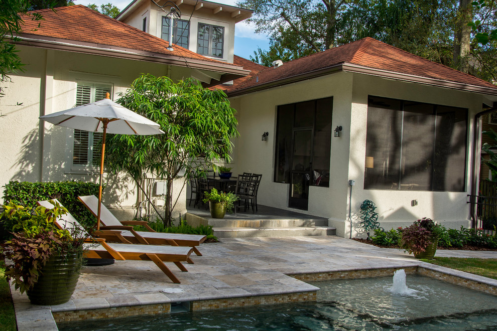Imagen de piscinas y jacuzzis naturales minimalistas pequeños en forma de L en patio trasero con adoquines de piedra natural