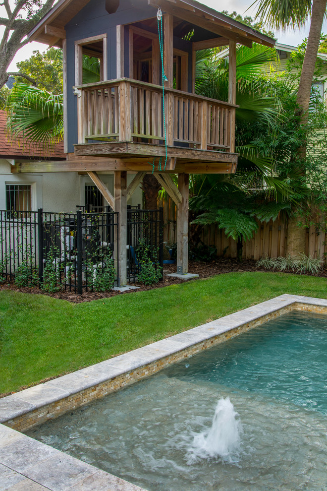 Imagen de piscinas y jacuzzis naturales minimalistas pequeños en patio trasero con adoquines de piedra natural