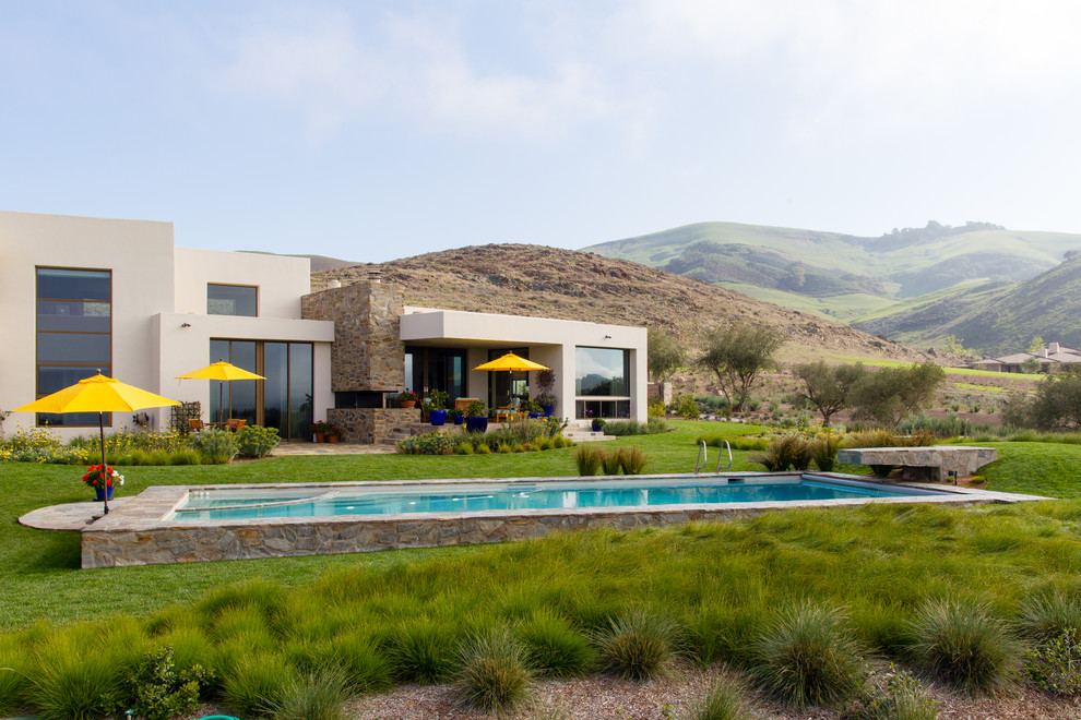 Mittelgroßer Moderner Whirlpool hinter dem Haus in rechteckiger Form mit Natursteinplatten in San Luis Obispo