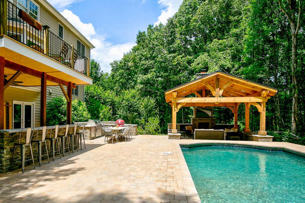 Modelo de casa de la piscina y piscina alargada de estilo de casa de campo extra grande a medida en patio trasero con adoquines de hormigón