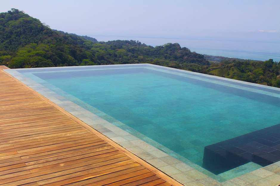 Пример оригинального дизайна: большой прямоугольный бассейн-инфинити в морском стиле с настилом
