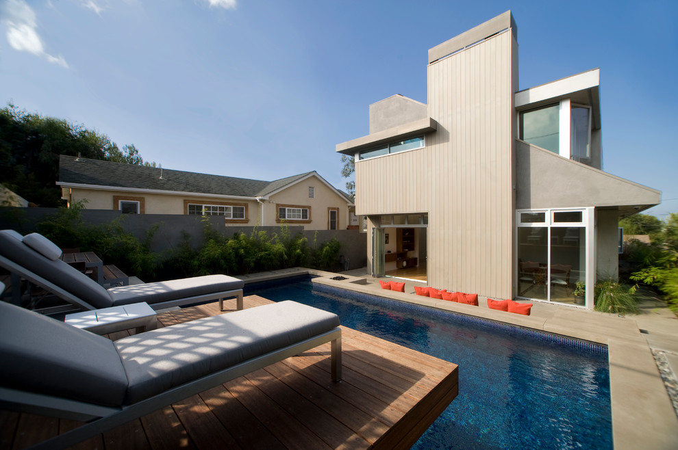 Immagine di una piscina design con lastre di cemento