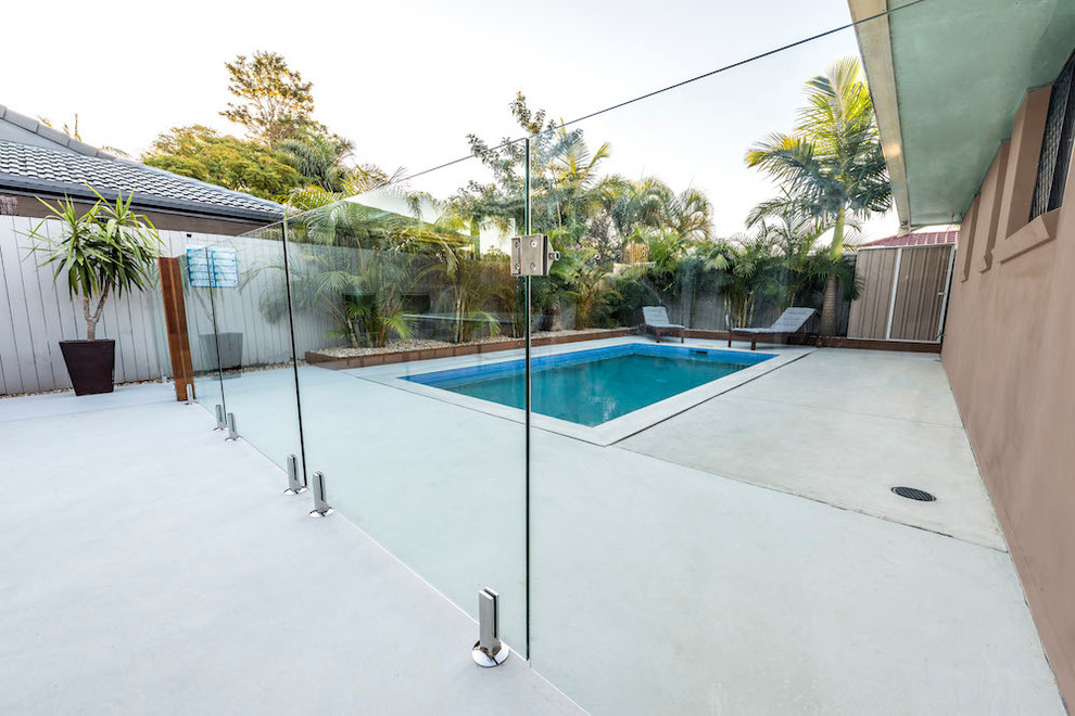 Diseño de piscina marinera de tamaño medio rectangular y interior con losas de hormigón