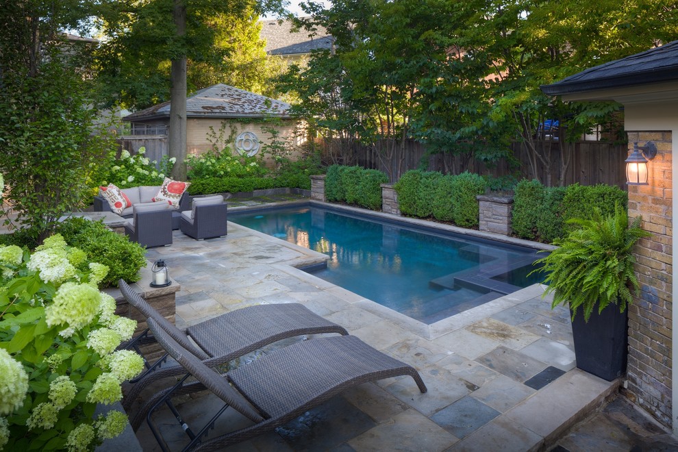 На фото: маленький прямоугольный бассейн на заднем дворе в современном стиле с джакузи и покрытием из каменной брусчатки для на участке и в саду с