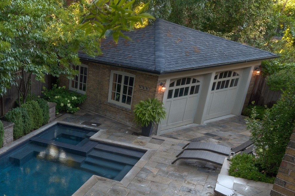 Foto de piscinas y jacuzzis contemporáneos pequeños rectangulares en patio trasero con adoquines de piedra natural