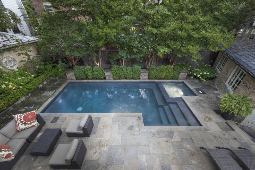 Foto di una piccola piscina contemporanea rettangolare dietro casa con una vasca idromassaggio e pavimentazioni in pietra naturale