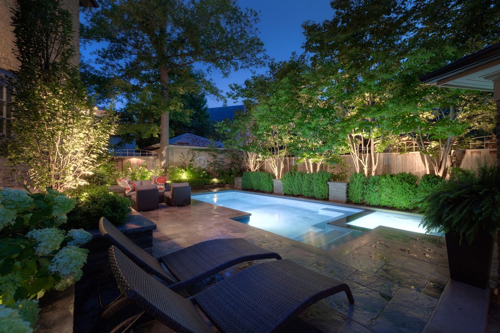 Ejemplo de piscinas y jacuzzis contemporáneos pequeños rectangulares en patio trasero con adoquines de piedra natural