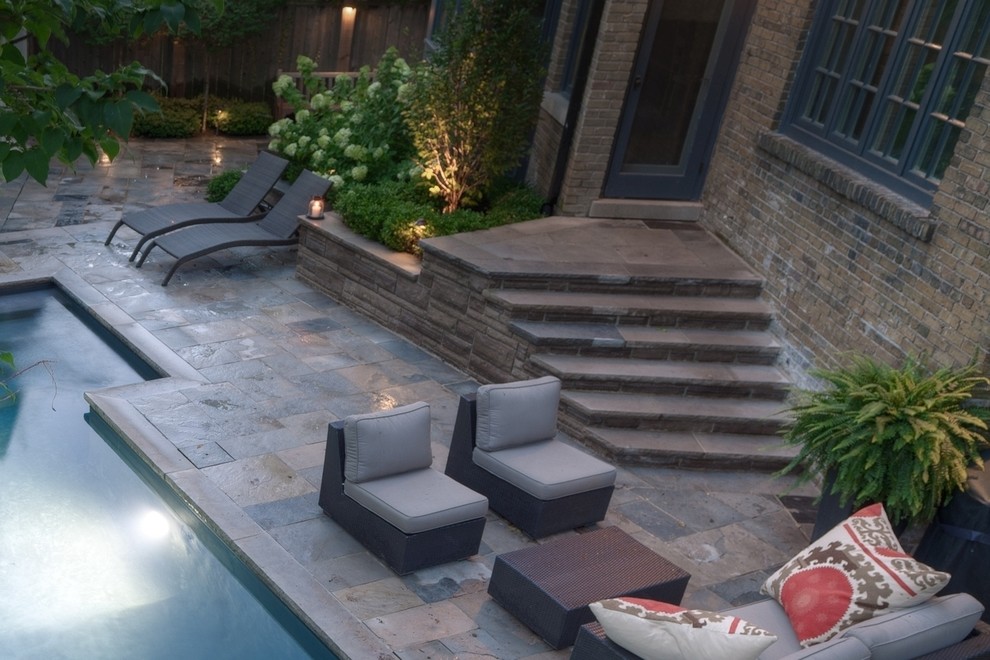 Diseño de piscinas y jacuzzis contemporáneos pequeños rectangulares en patio trasero con adoquines de piedra natural