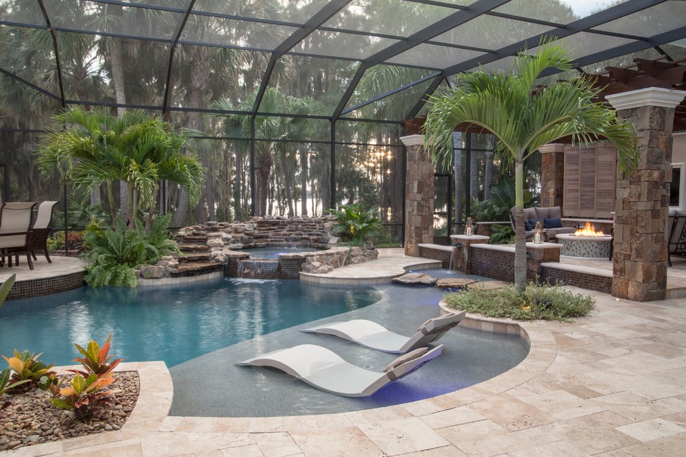 Foto de piscina con fuente rústica de tamaño medio a medida en patio trasero con adoquines de piedra natural