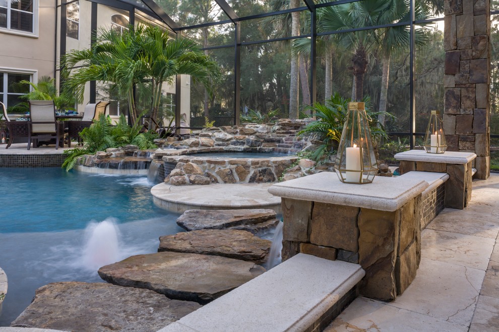 Esempio di una piscina stile rurale personalizzata di medie dimensioni e dietro casa con fontane e pavimentazioni in pietra naturale