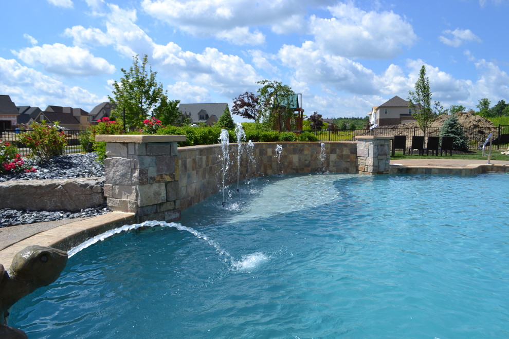 Imagen de piscina con fuente actual grande a medida en patio trasero