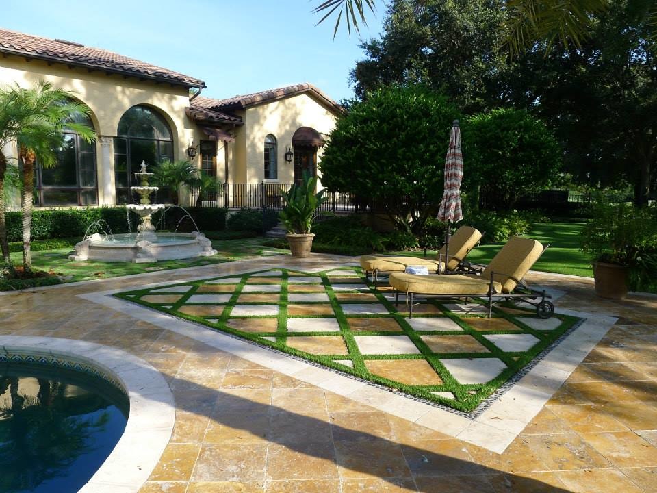 Idee per una grande piscina fuori terra mediterranea personalizzata dietro casa con una dépendance a bordo piscina e piastrelle