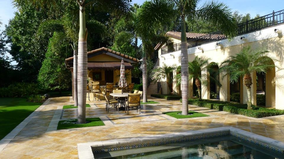 Ejemplo de casa de la piscina y piscina elevada mediterránea grande a medida en patio trasero con suelo de baldosas