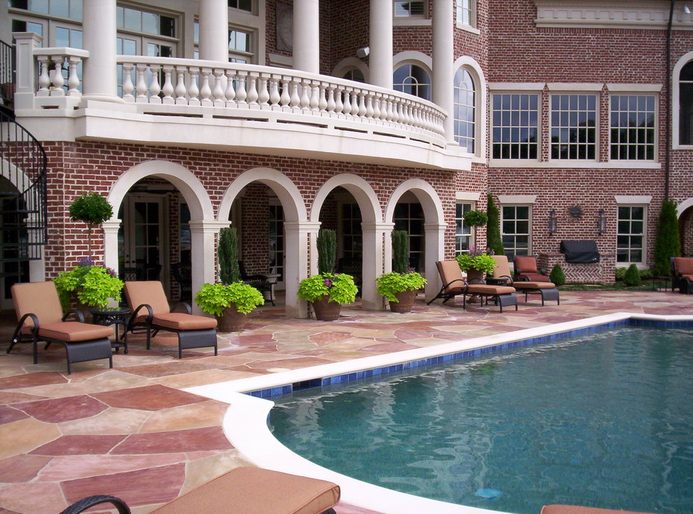 Пример оригинального дизайна: бассейн в классическом стиле