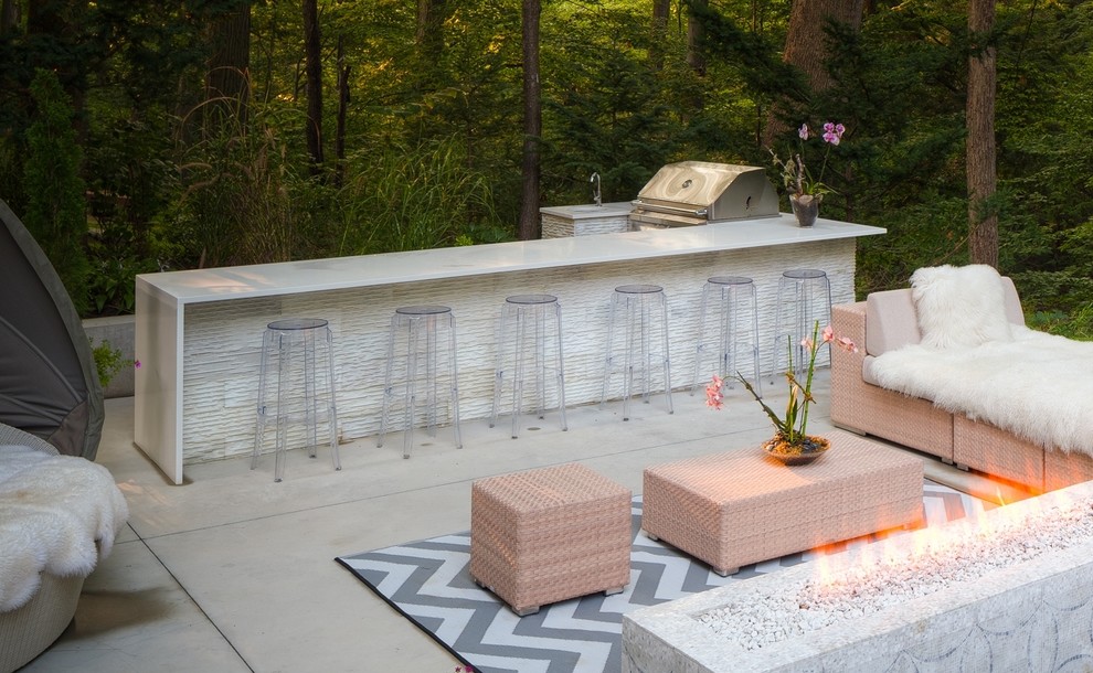 Свежая идея для дизайна: маленький прямоугольный бассейн-инфинити на заднем дворе в стиле модернизм с джакузи и покрытием из декоративного бетона для на участке и в саду - отличное фото интерьера