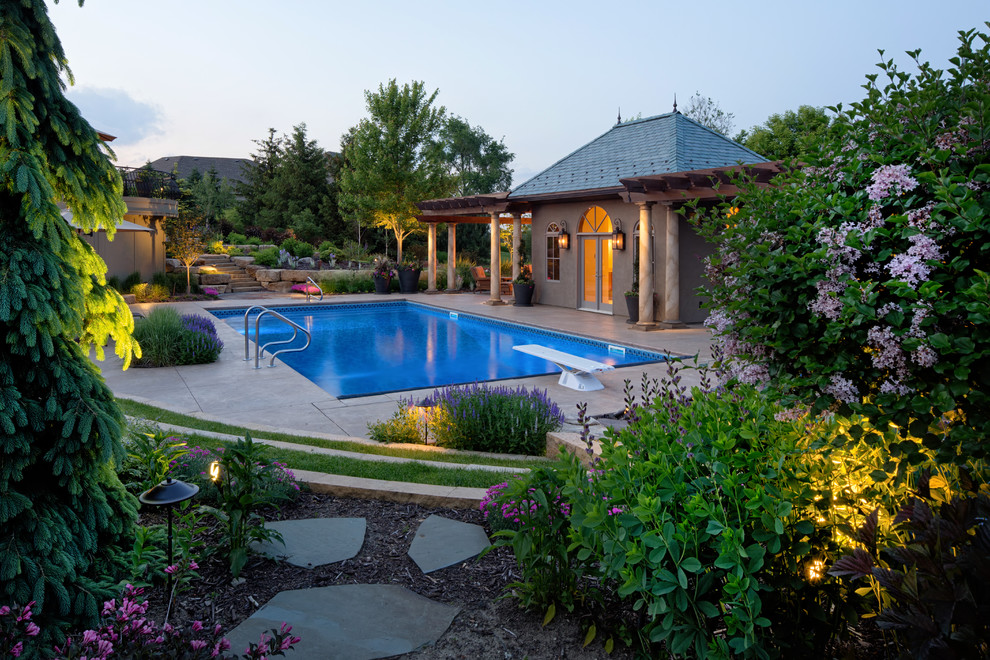 Foto di un'ampia piscina classica dietro casa con pavimentazioni in pietra naturale