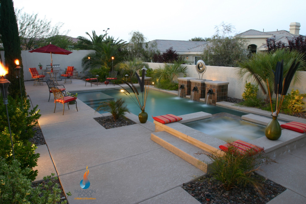 Mittelgroßer Klassischer Pool hinter dem Haus in individueller Form in Las Vegas