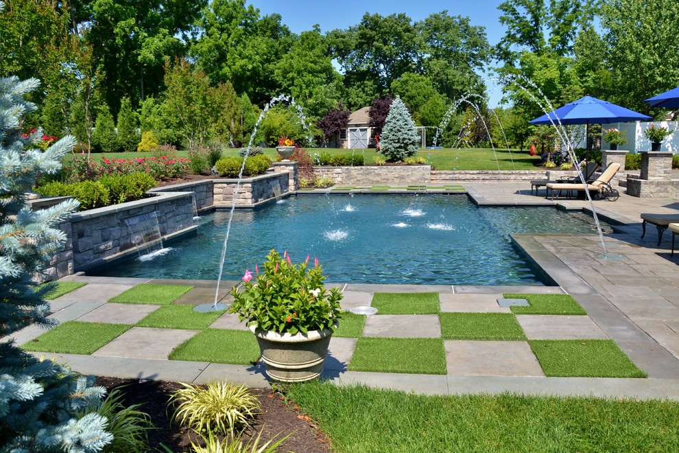 Diseño de piscina con fuente contemporánea grande a medida en patio trasero
