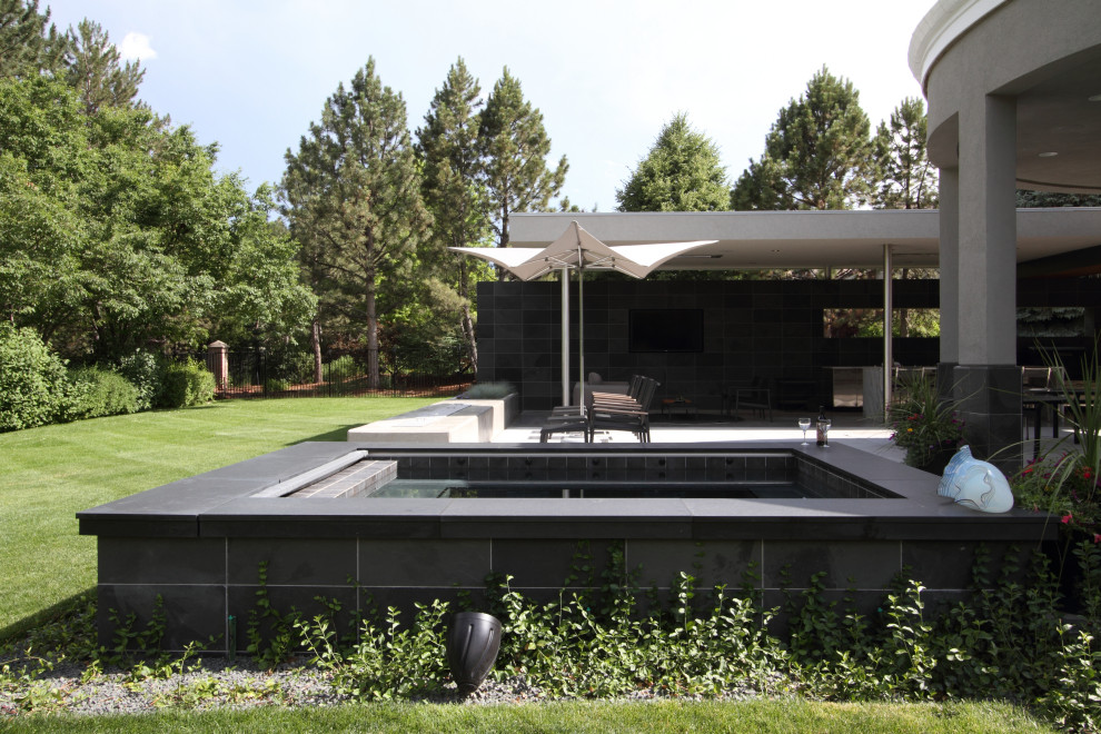 Idee per una piccola piscina fuori terra rettangolare dietro casa con una vasca idromassaggio