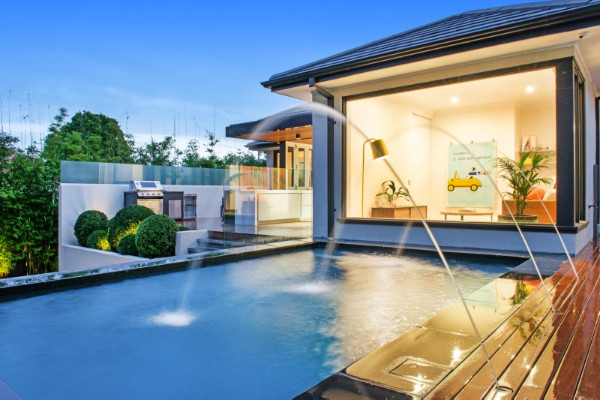 Diseño de piscina con fuente natural minimalista pequeña a medida en patio con entablado