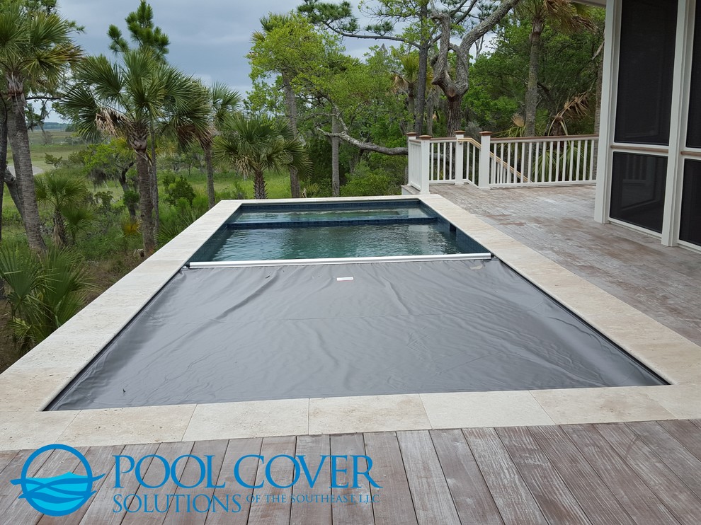 Immagine di una piscina a sfioro infinito stile marinaro rettangolare di medie dimensioni e nel cortile laterale con pedane