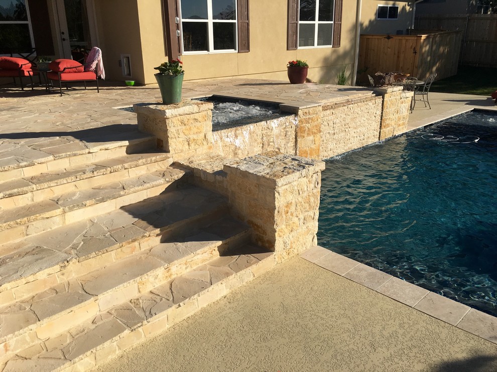 На фото: естественный, прямоугольный бассейн среднего размера на заднем дворе в средиземноморском стиле с фонтаном и покрытием из каменной брусчатки с