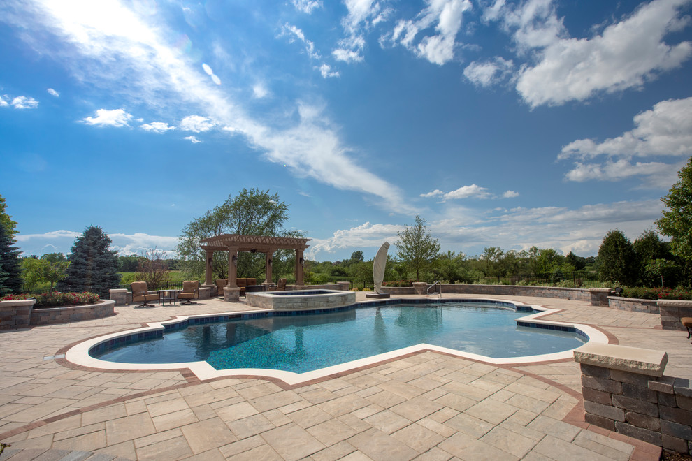 Foto di una piscina monocorsia mediterranea personalizzata di medie dimensioni e dietro casa con una vasca idromassaggio e pavimentazioni in cemento