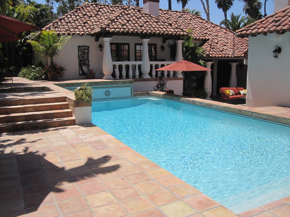 На фото: спортивный, прямоугольный бассейн среднего размера на заднем дворе в средиземноморском стиле с покрытием из плитки