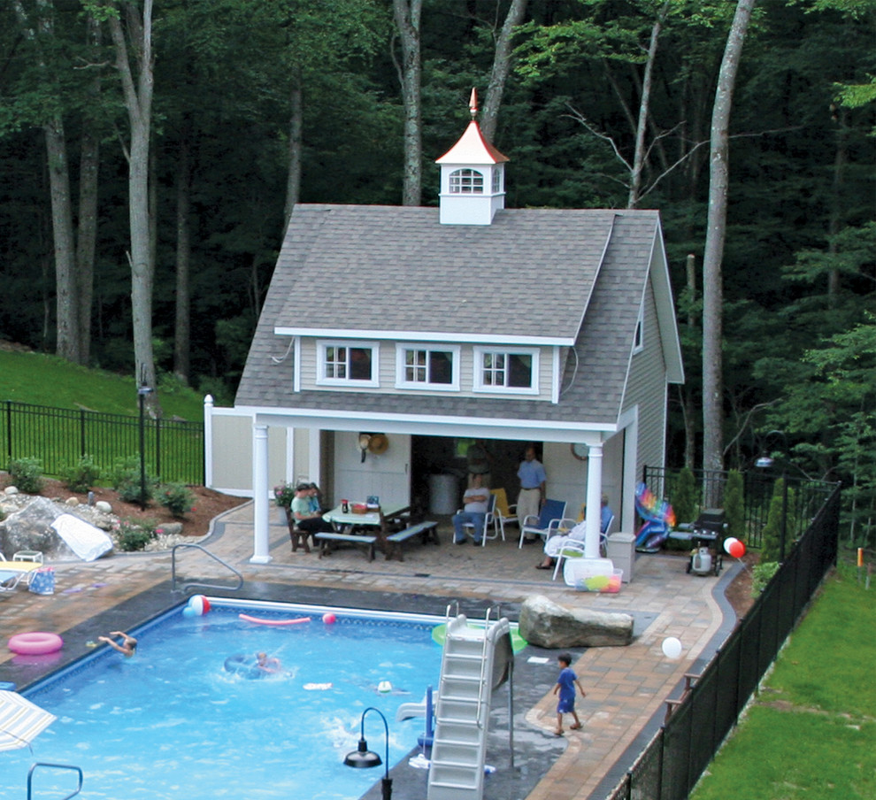 Idee per una piscina naturale moderna personalizzata dietro casa con una dépendance a bordo piscina e cemento stampato