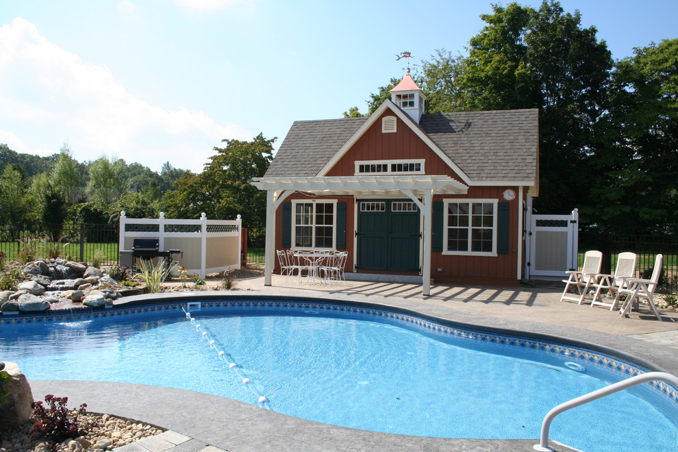 Modelo de casa de la piscina y piscina natural moderna a medida en patio trasero con suelo de hormigón estampado