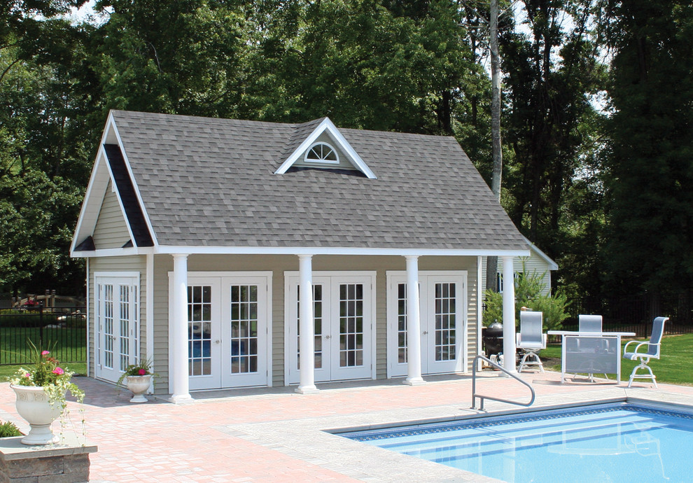 Ejemplo de casa de la piscina y piscina natural minimalista rectangular en patio trasero con adoquines de hormigón