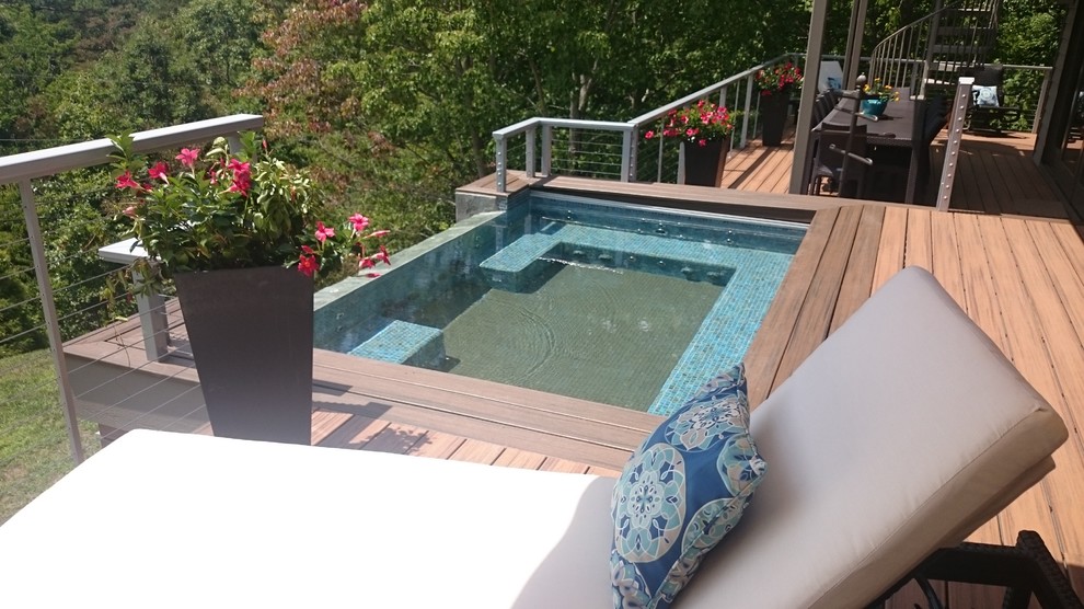 Inspiration pour une piscine sur toit à débordement design de taille moyenne et rectangle avec du carrelage.