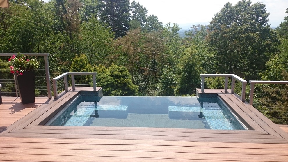 Exemple d'une piscine sur toit à débordement tendance de taille moyenne et rectangle avec du carrelage.