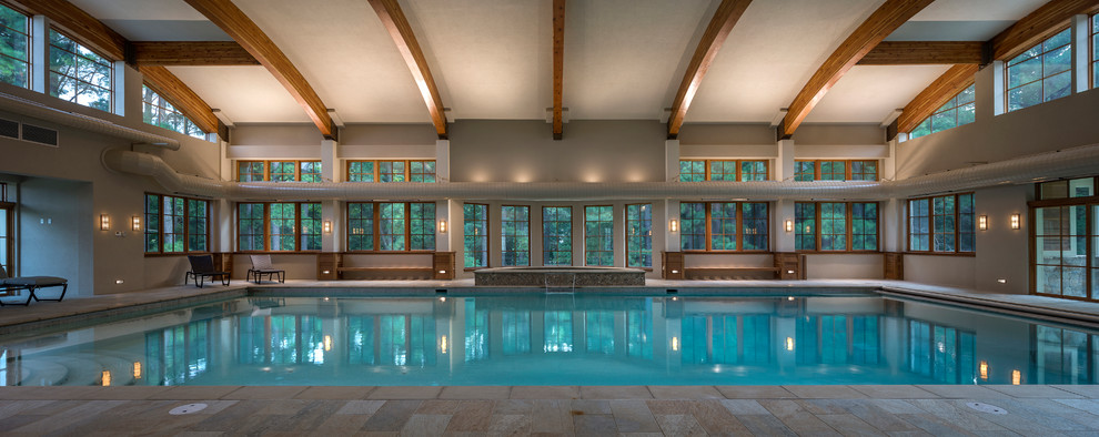 Bild på en stor vintage rektangulär, inomhus pool, med poolhus och naturstensplattor