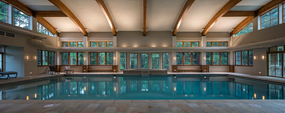 Immagine di un'ampia piscina coperta classica rettangolare con fontane