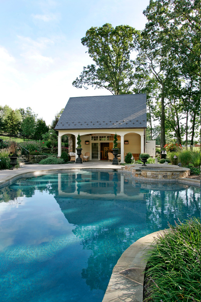 Стильный дизайн: большой бассейн произвольной формы в классическом стиле с домиком у бассейна - последний тренд