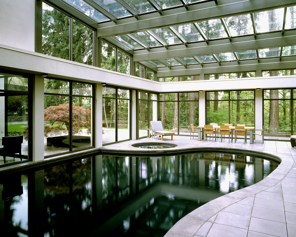 Foto di una piscina coperta minimal personalizzata con una dépendance a bordo piscina e lastre di cemento