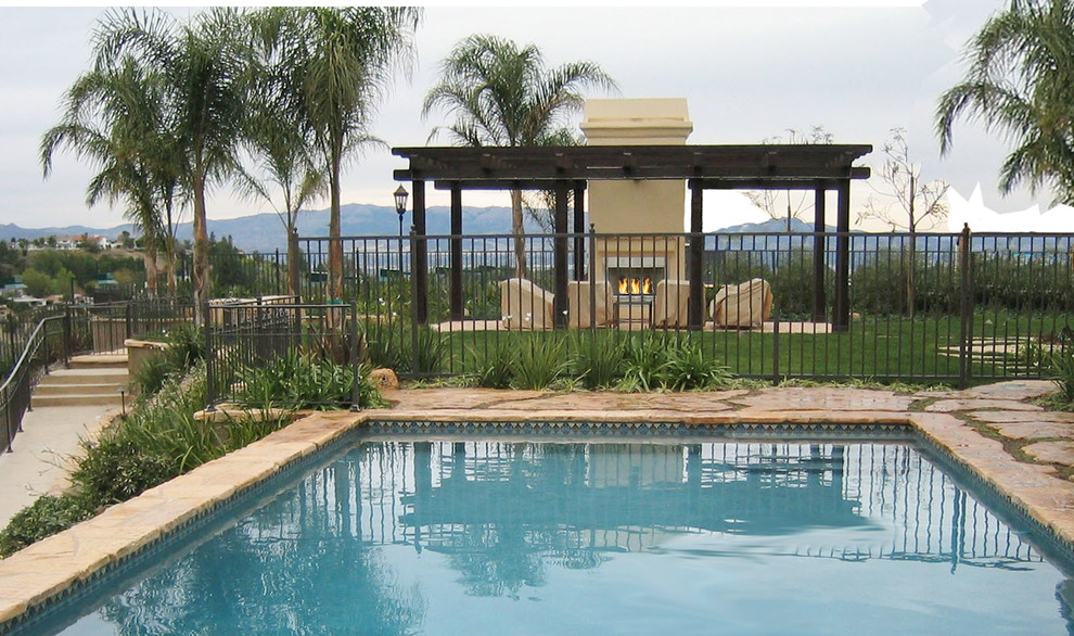 Идея дизайна: большой естественный, прямоугольный бассейн на внутреннем дворе в средиземноморском стиле с покрытием из каменной брусчатки и джакузи