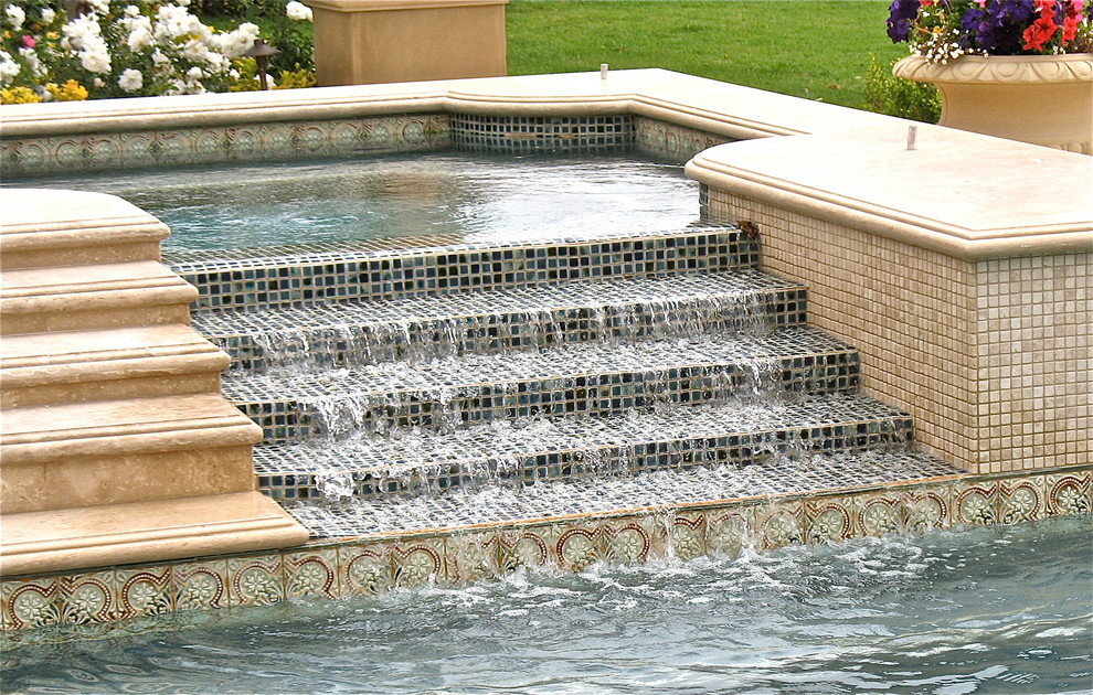 Стильный дизайн: большой естественный бассейн произвольной формы на заднем дворе в классическом стиле с джакузи и покрытием из плитки - последний тренд