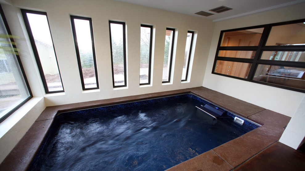 Cette photo montre une petite piscine intérieure tendance rectangle avec un bain bouillonnant.