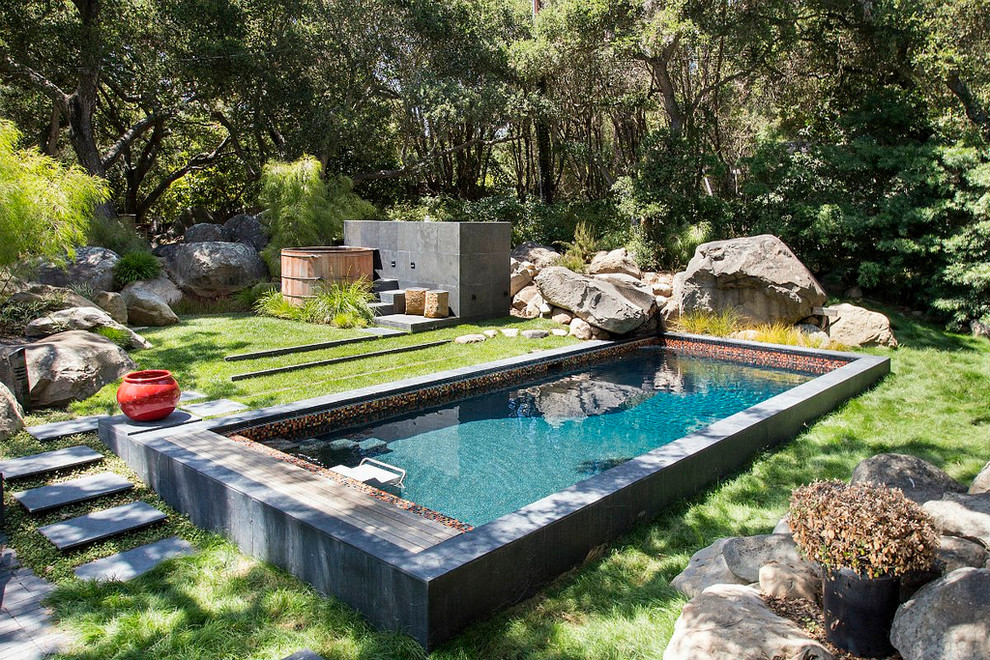 Стильный дизайн: прямоугольный бассейн среднего размера на заднем дворе в стиле рустика с джакузи - последний тренд