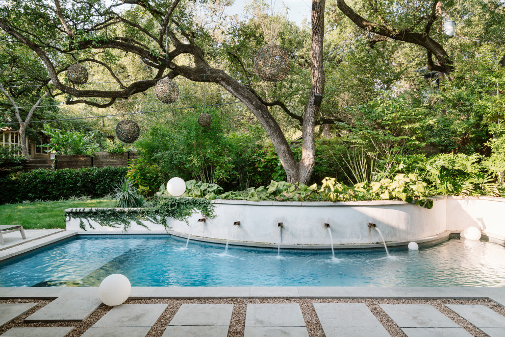 Moderner Pool hinter dem Haus in individueller Form mit Wasserspiel und Betonboden in Austin