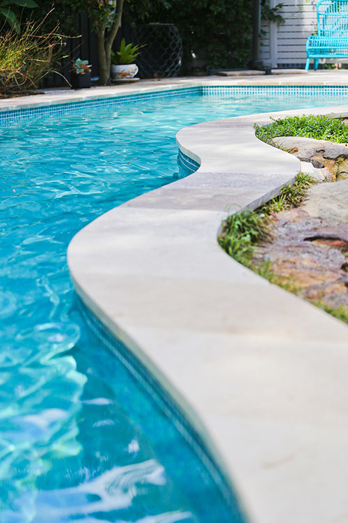 Стильный дизайн: бассейн среднего размера, произвольной формы на заднем дворе в современном стиле с покрытием из каменной брусчатки - последний тренд