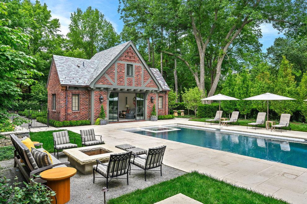 Идея дизайна: большой естественный, прямоугольный бассейн на заднем дворе в классическом стиле с домиком у бассейна и покрытием из декоративного бетона