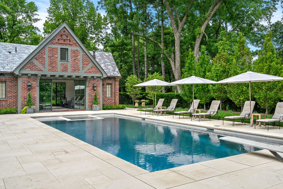 Immagine di una grande piscina naturale classica rettangolare dietro casa con una dépendance a bordo piscina e cemento stampato