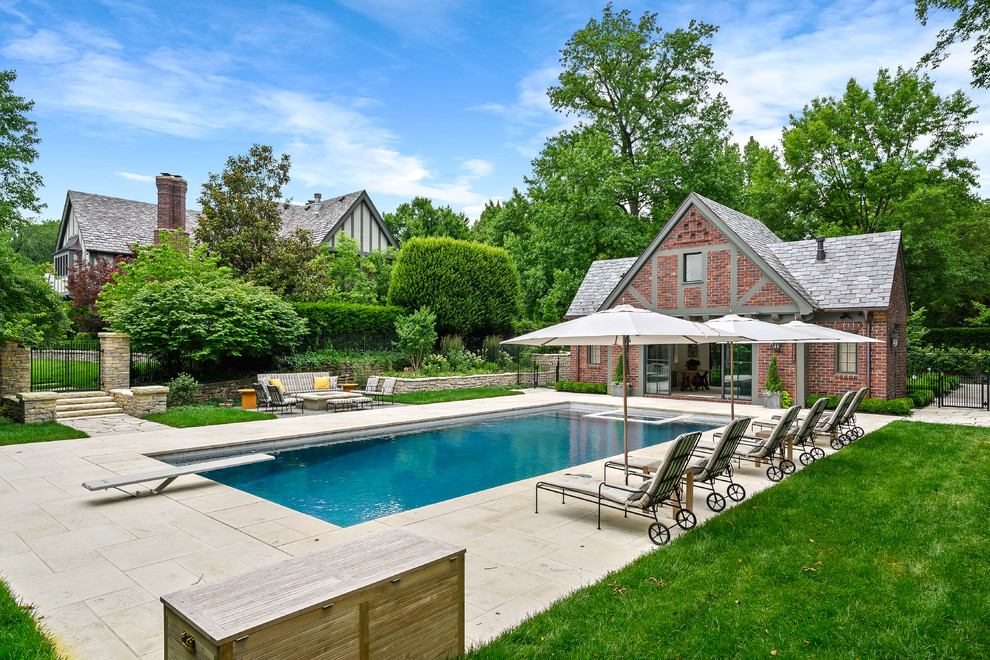 Diseño de casa de la piscina y piscina natural tradicional grande rectangular en patio trasero con suelo de hormigón estampado