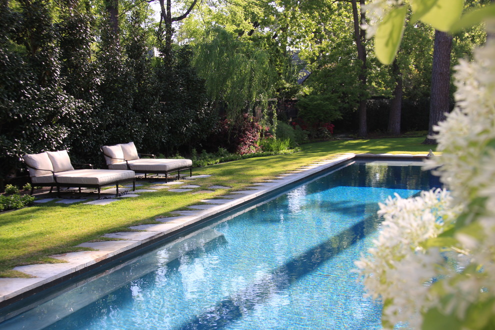 Foto de piscina alargada clásica de tamaño medio rectangular en patio trasero