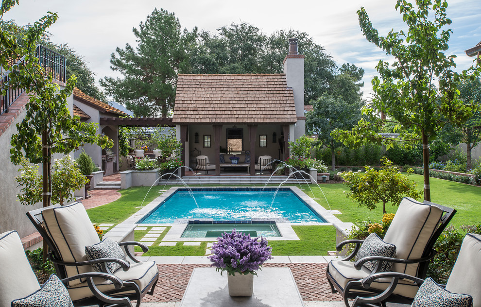 Immagine di una piscina classica rettangolare dietro casa con una dépendance a bordo piscina