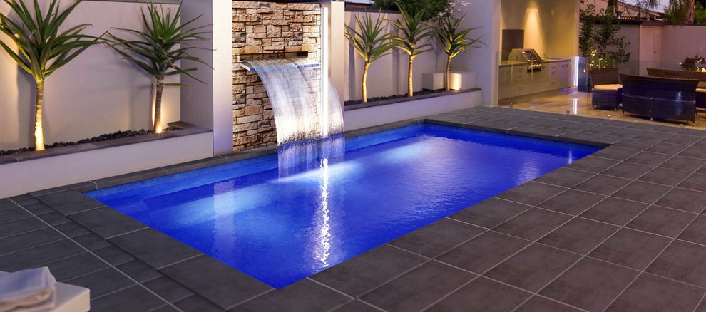 Modelo de piscina minimalista rectangular en patio trasero