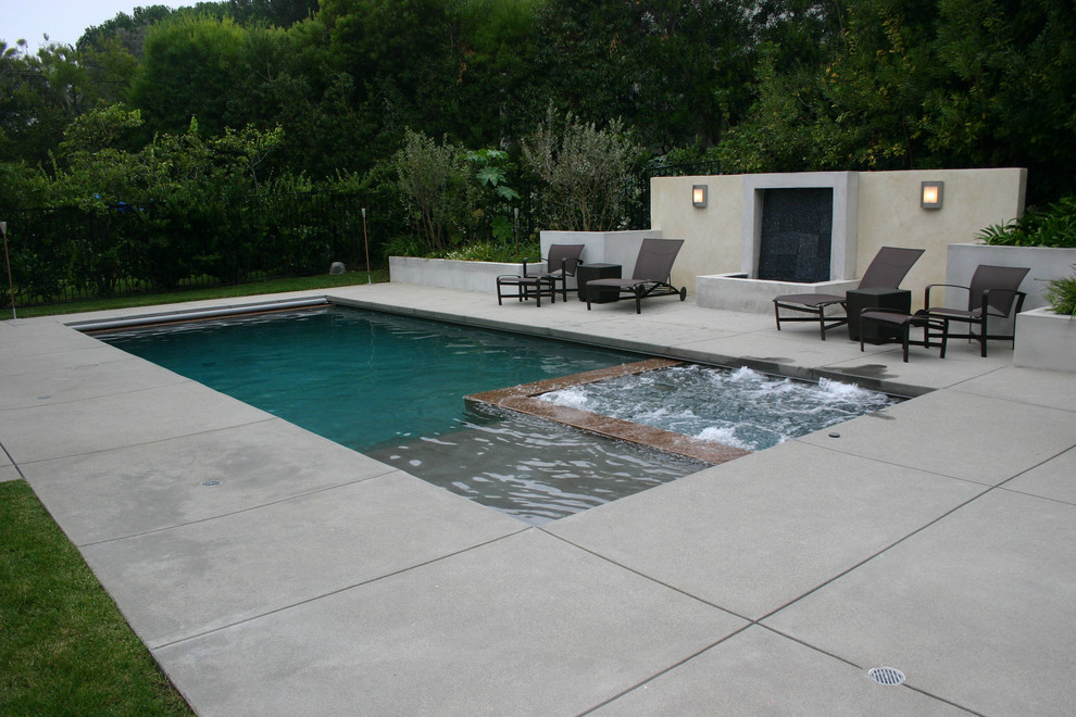 Moderner Schwimmteich hinter dem Haus in rechteckiger Form in Los Angeles